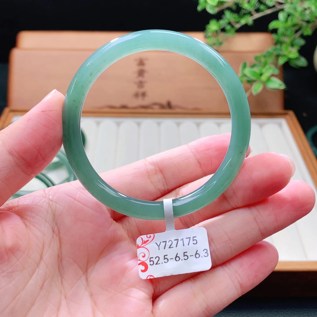 未镶嵌手镯（圆镯）翡翠