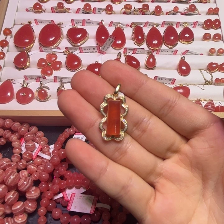 菱锰矿（红纹石）18K金镶嵌颈饰方糖吊坠3.53g