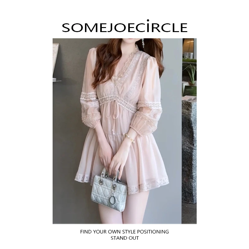 SOMEJOECIRCLE【时尚套装】法式蕾丝拼接V领上衣短裤仙女套装Z6951