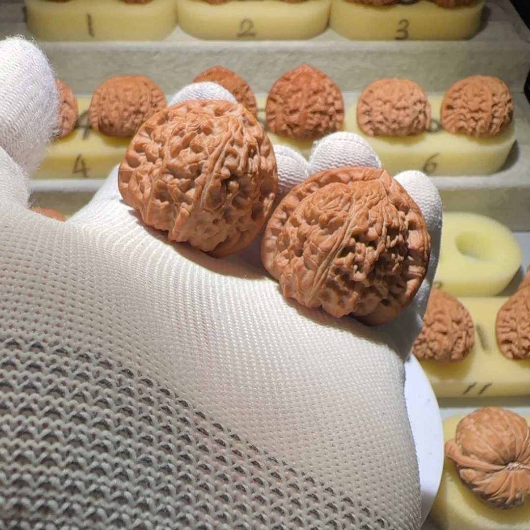 文玩核桃把件9号38.5三角白