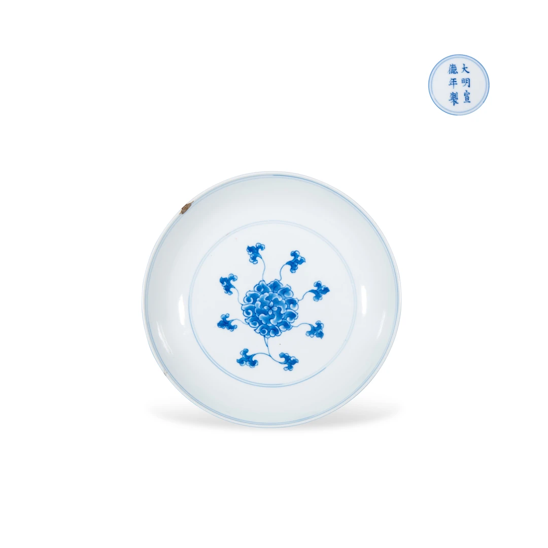 17.清康熙 内青花外斗彩海水鱼纹盘