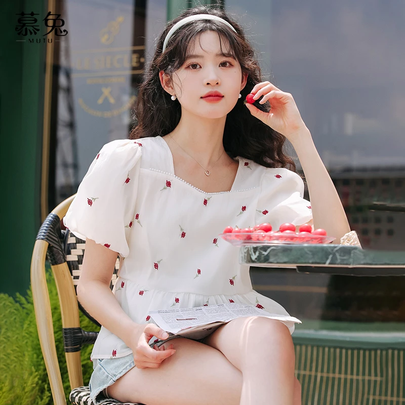 慕兔法式方领刺绣上衣女2025夏新款别致独特设计感小众泡泡袖衬衫