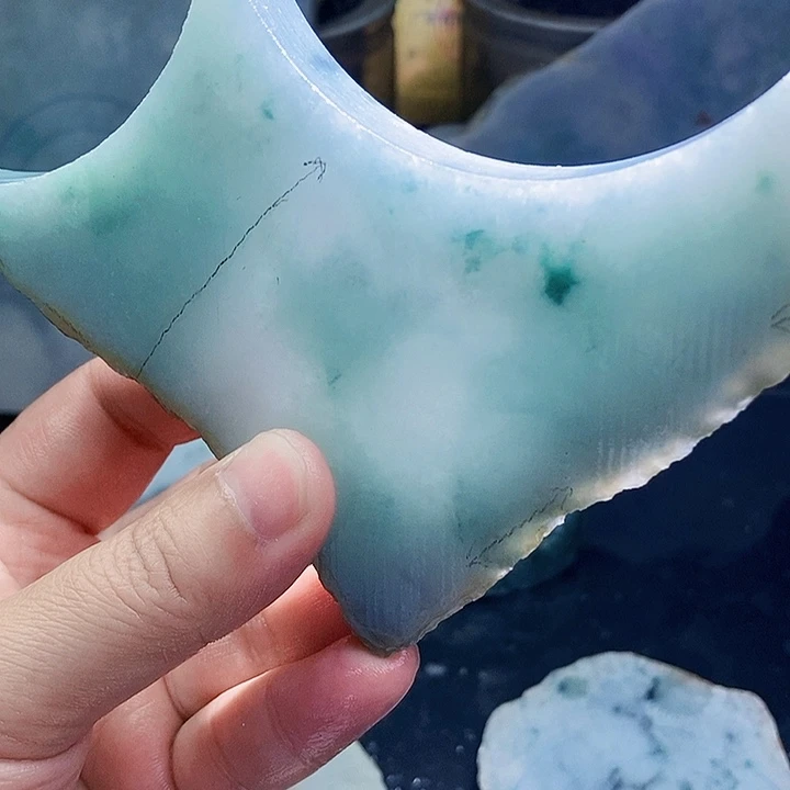 翡翠未镶嵌颈饰毛料56