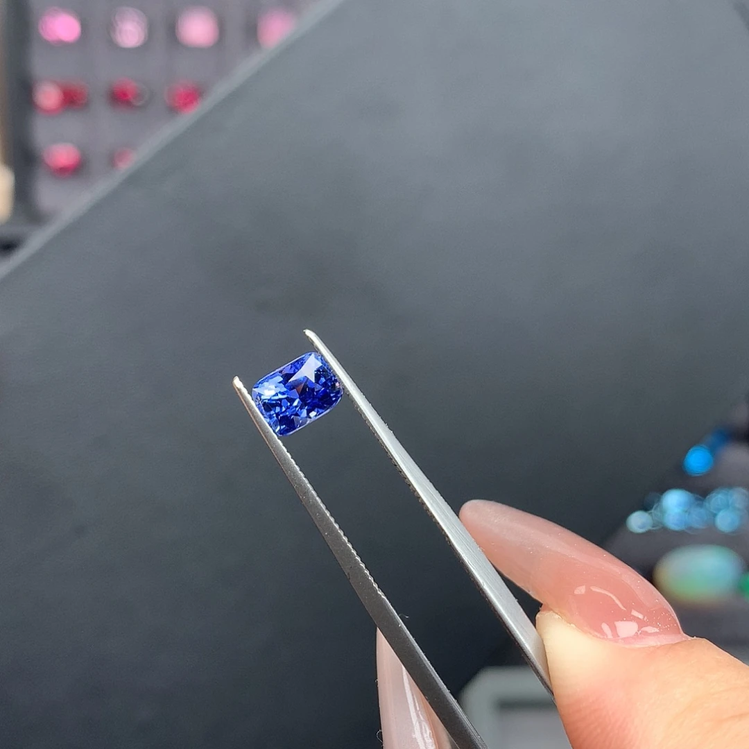 裸石蓝宝石1.66克拉矢车菊