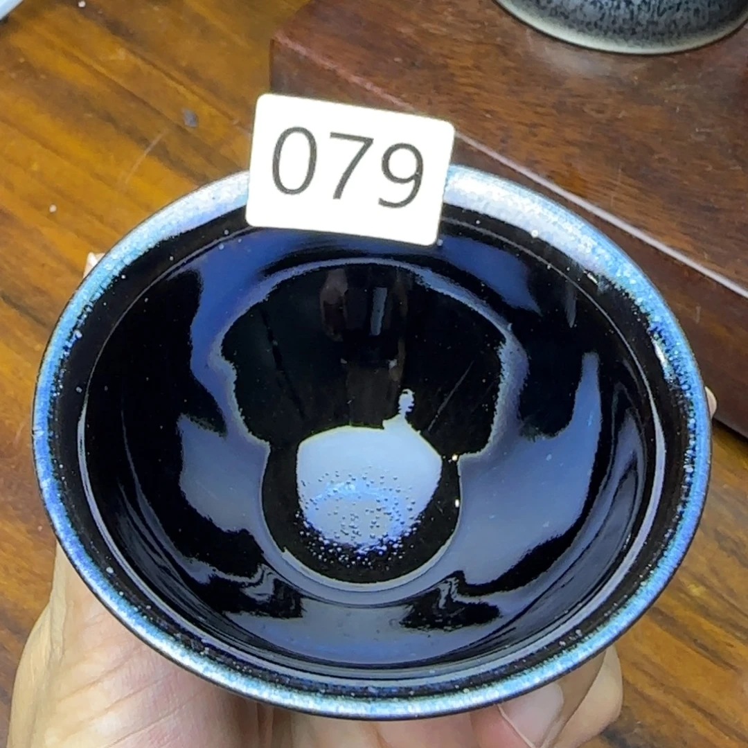 茶盏玲珑剔透的建盏