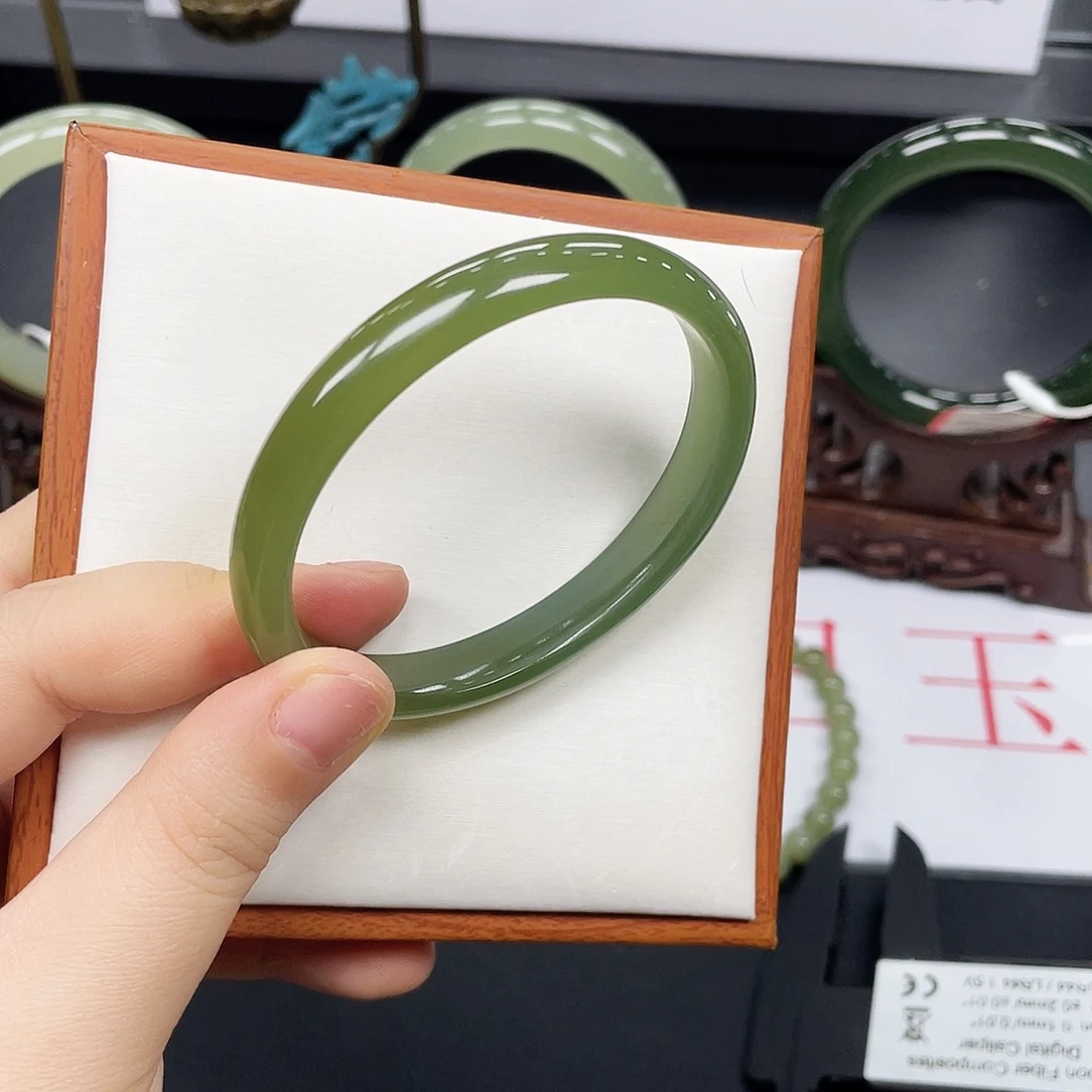 和田玉未镶嵌手镯