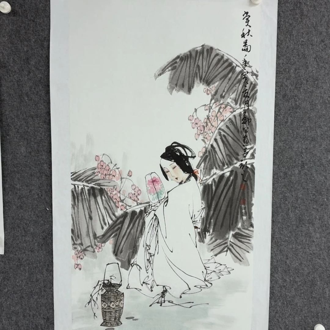 战***胜国画宣纸上写着一个小