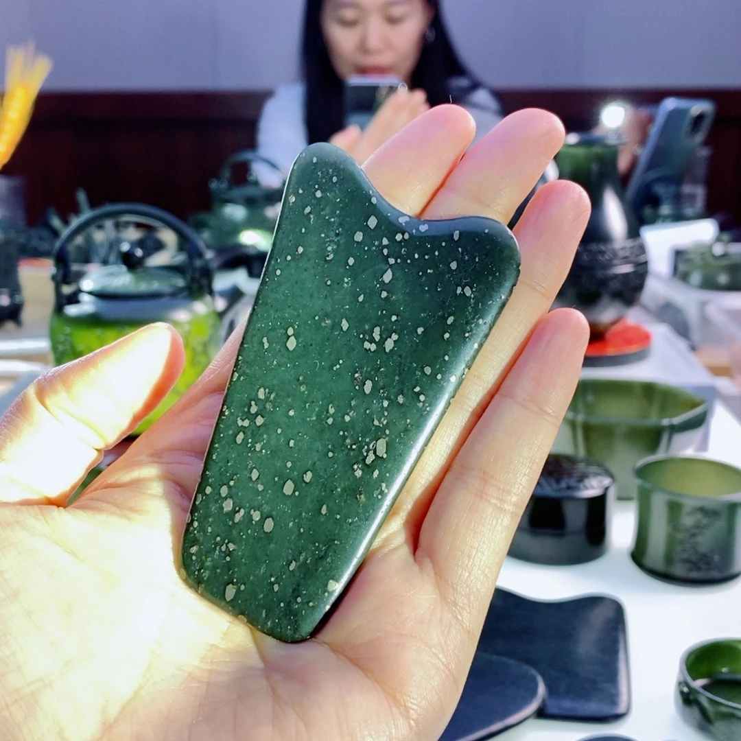 未镶嵌和田玉（青玉）摆件徐*卿
