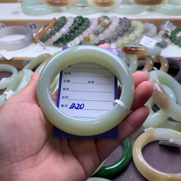 和田玉未镶嵌手镯