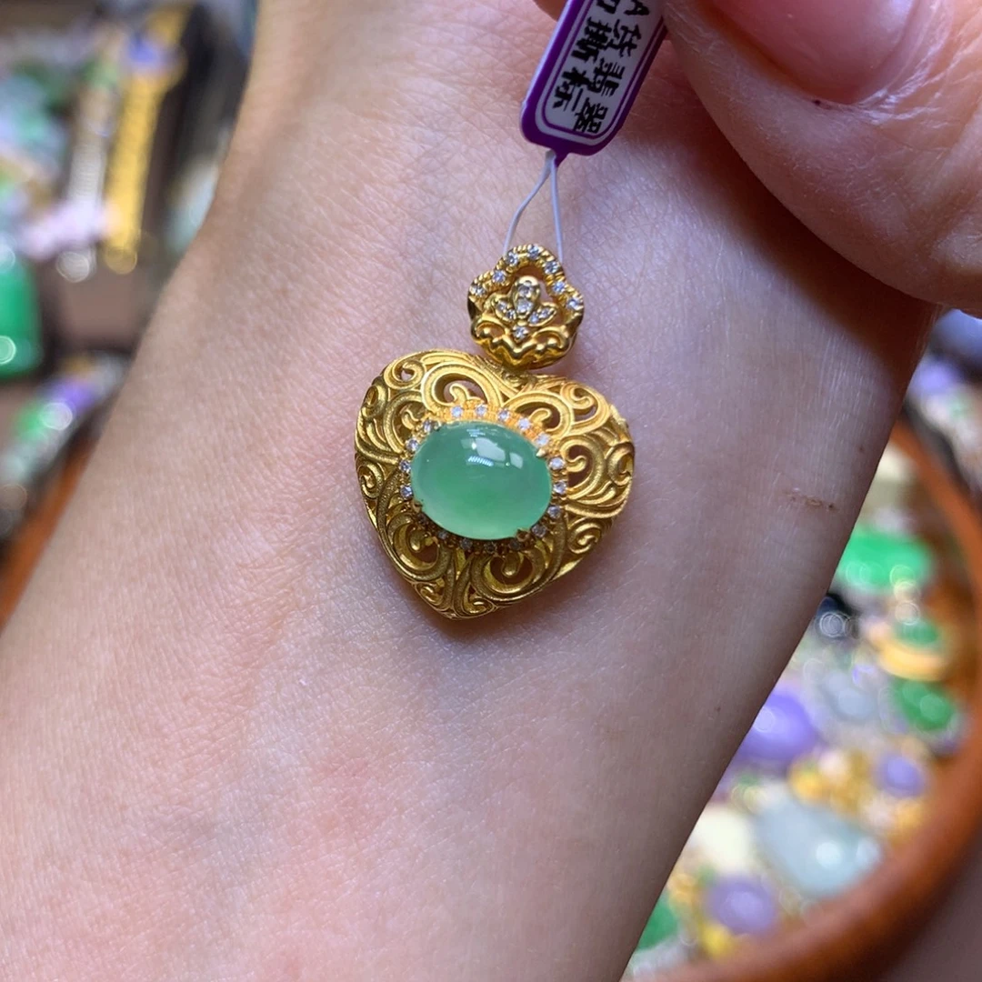 翡翠18K金镶嵌颈饰