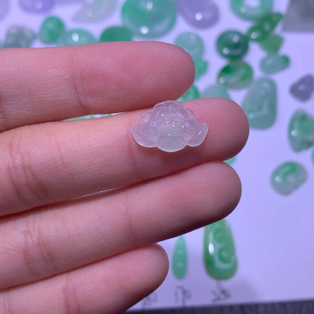 翡翠未镶嵌颈饰莲花