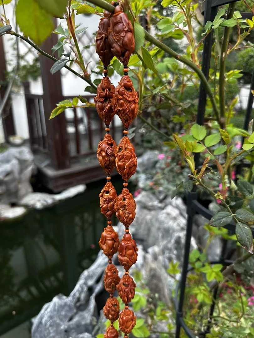 《骑兽镂空十八罗汉》工好料好橄榄核雕脖挂