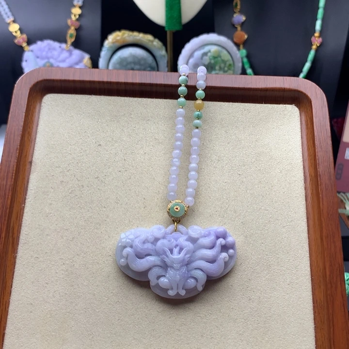 翡翠颈饰未镶嵌翡翠九尾狐