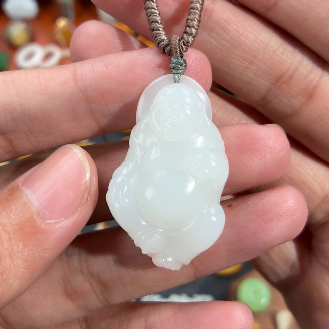 最***生和田玉未镶嵌颈饰