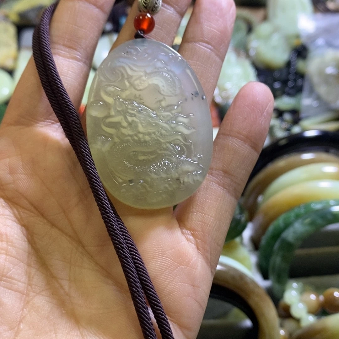 岫玉未镶嵌颈饰龙