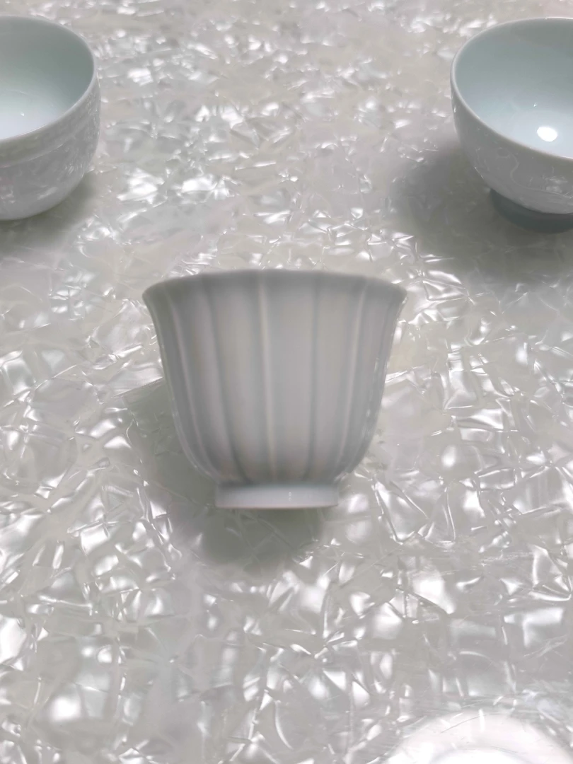 雕刻主人杯，青白瓷