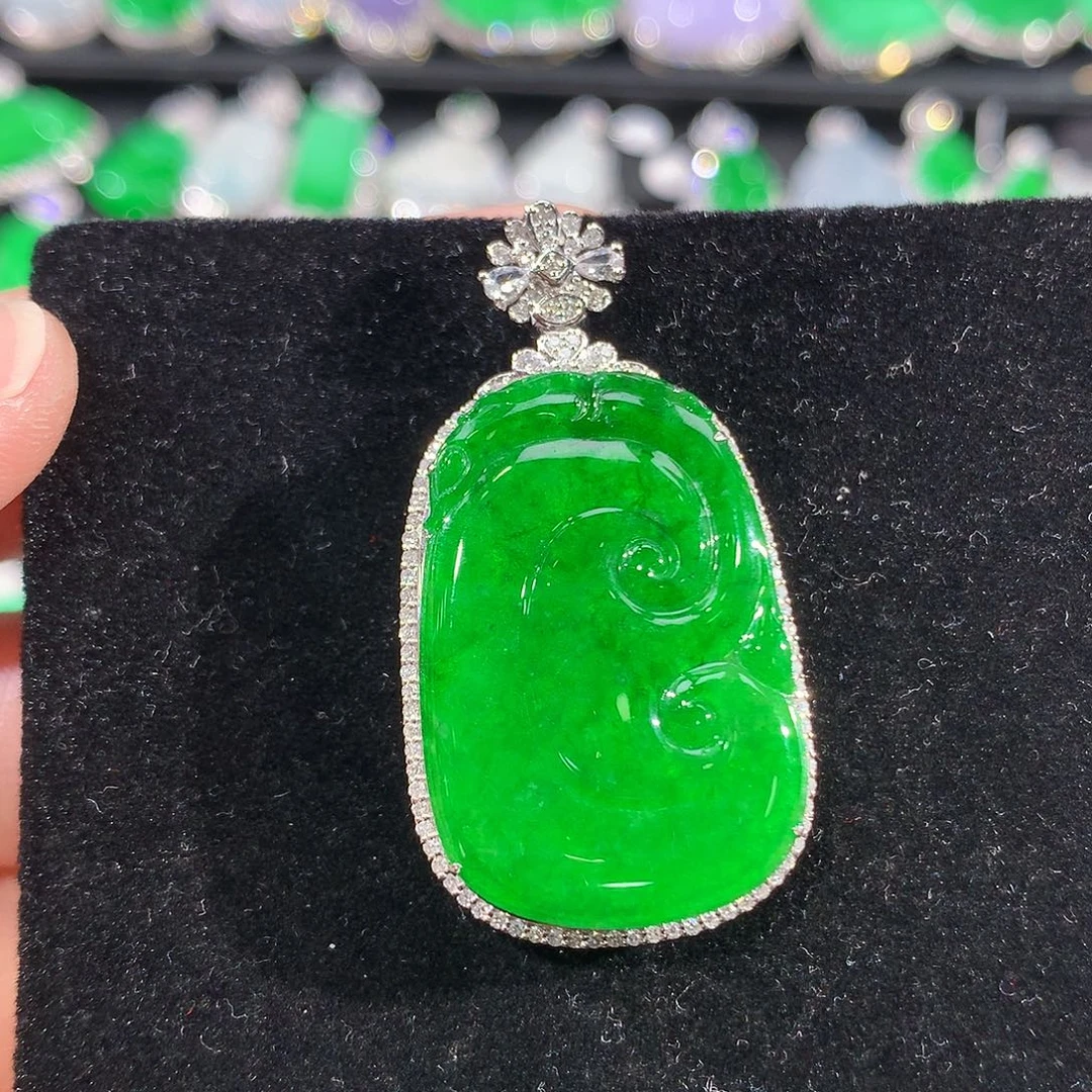 翡翠18K金镶嵌颈饰