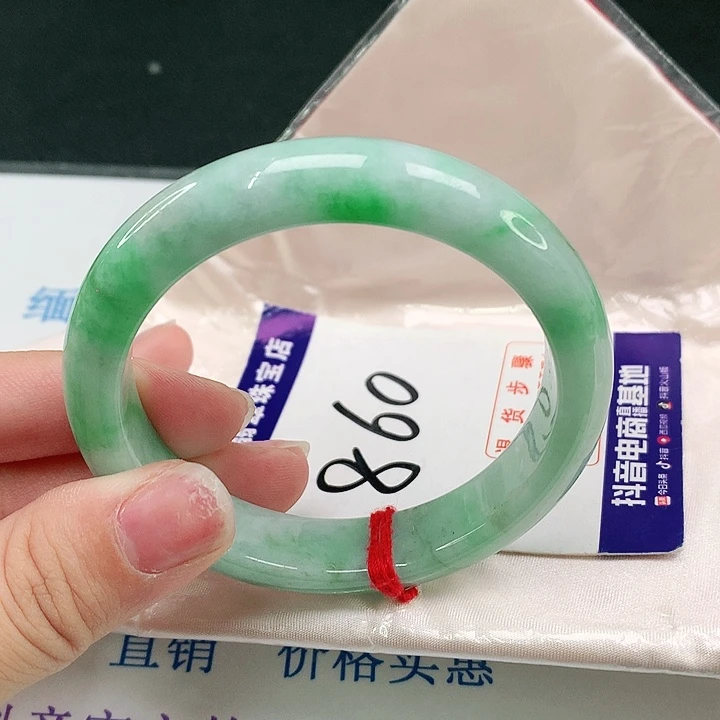 翡翠手镯未镶嵌翡翠