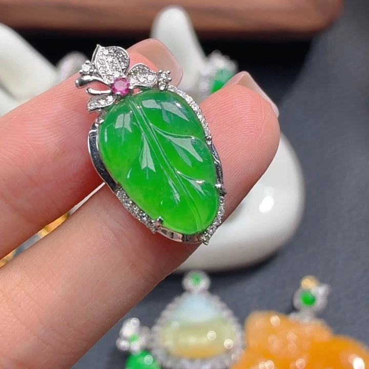 颈饰18K金镶嵌翡翠