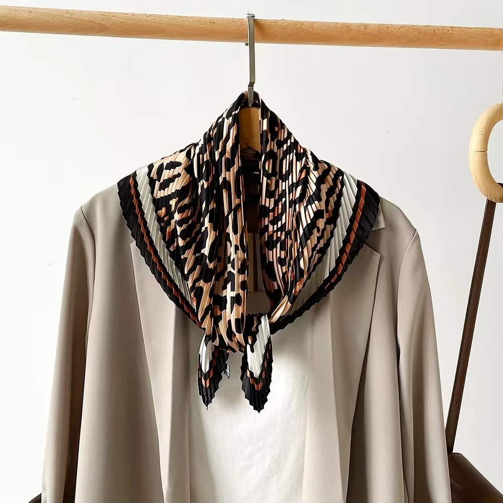 女士新款压褶百搭方巾围巾披肩丝巾