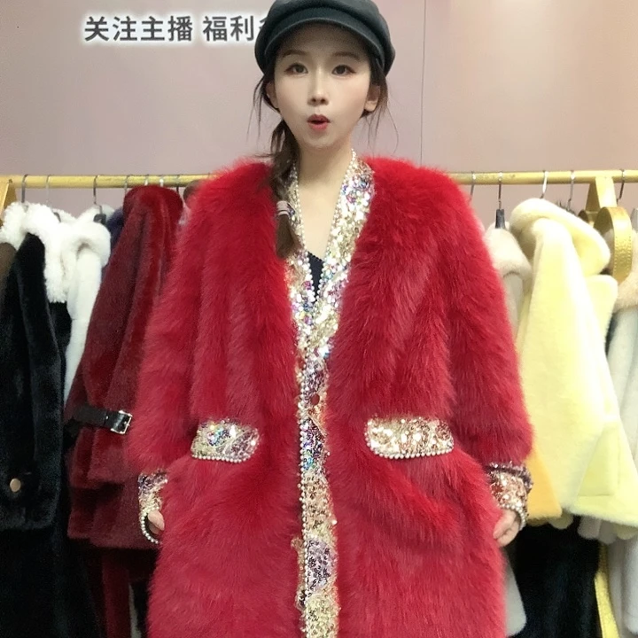 红色长毛亮片外套