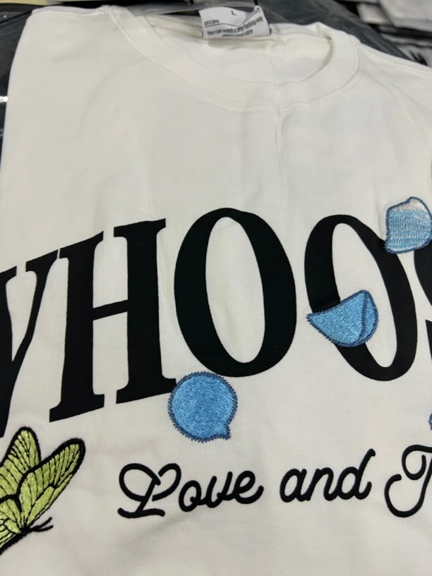 W8蝴蝶花瓣刺绣圆领短袖T恤（默认微瑕，介意慎拍！）