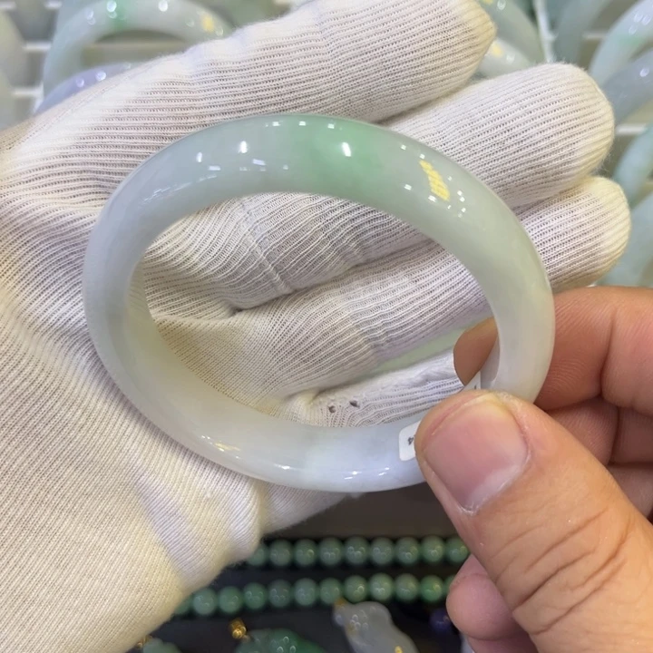 未镶嵌手镯翡翠白底青