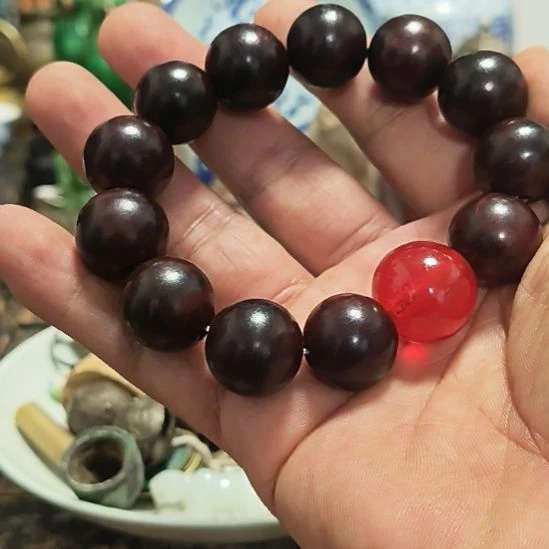 浪***子一串老红木手串戴琉璃红珠子