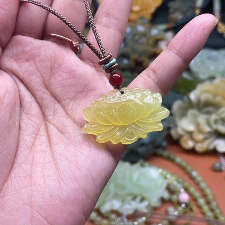 蛇纹石玉吊坠合金