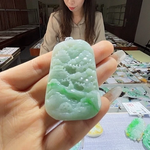 翡翠未镶嵌颈饰一个