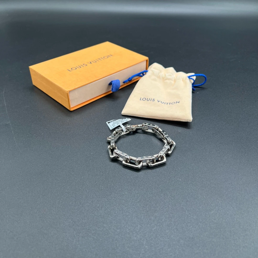 95新 LouisVuitton/路易威登 （jp）217银色老花古巴链 均码