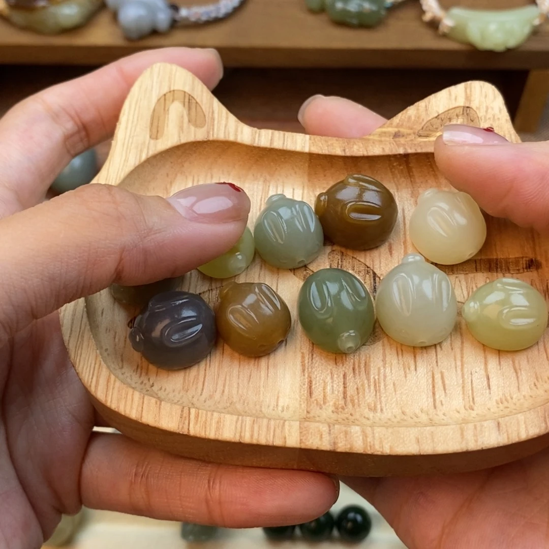 夏***岩和田玉未镶嵌颈饰手持