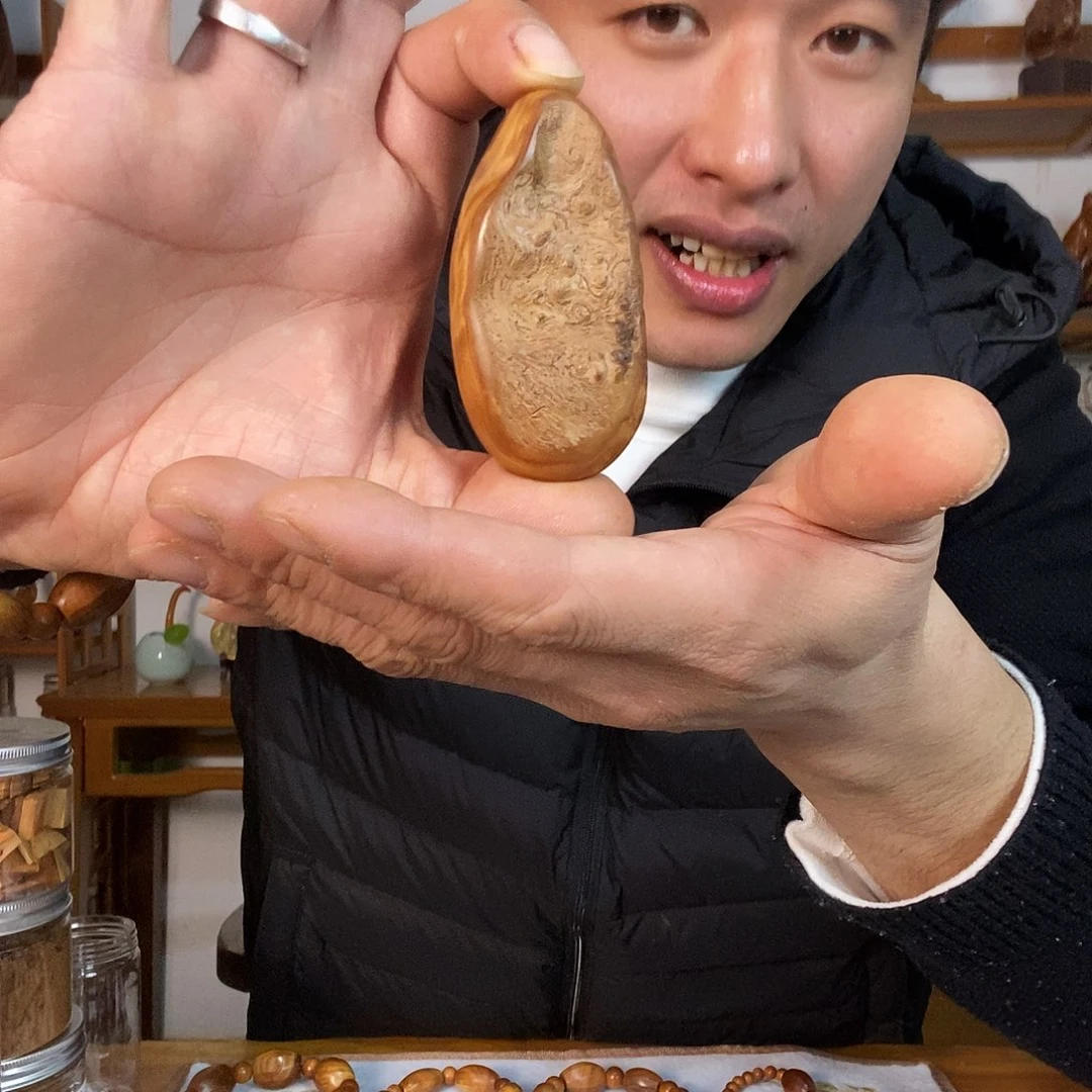 木宁子崖柏随型把玩