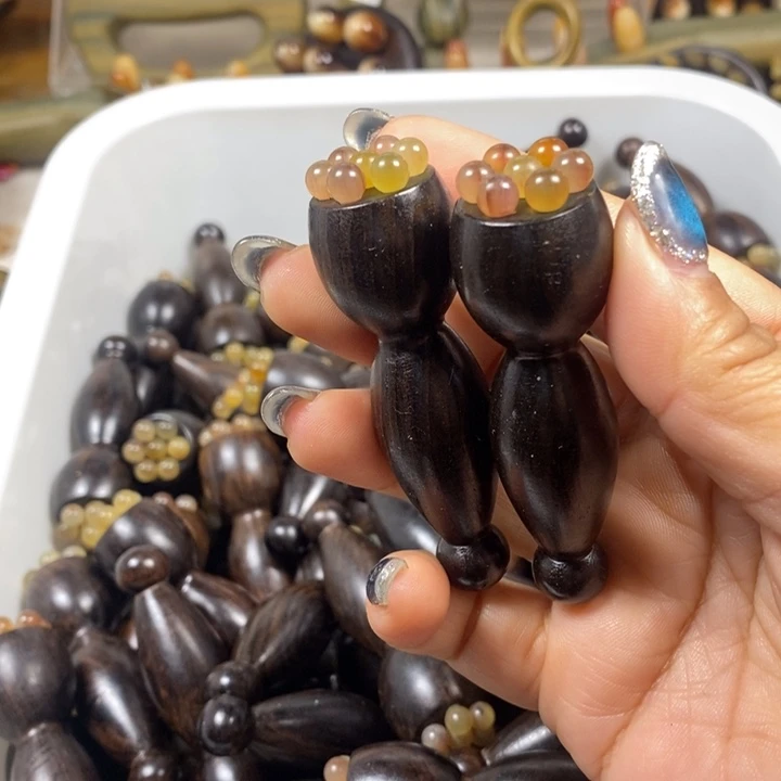紫光檀羊角7齿小莲蓬两个