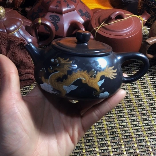 紫砂茶壶原矿泥料手工制作的紫砂壶。