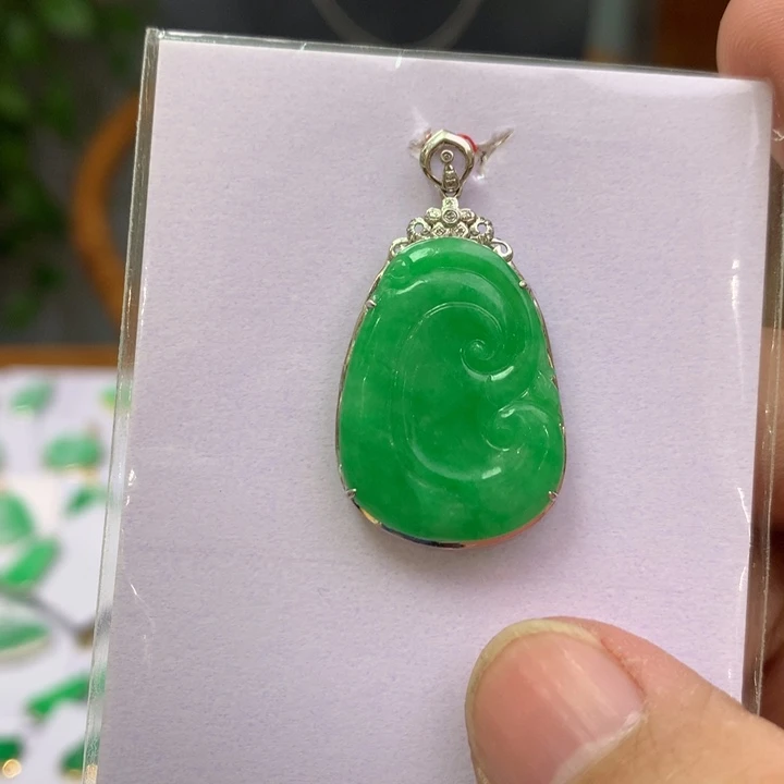 翡翠颈饰18K金镶嵌可*饼翡翠