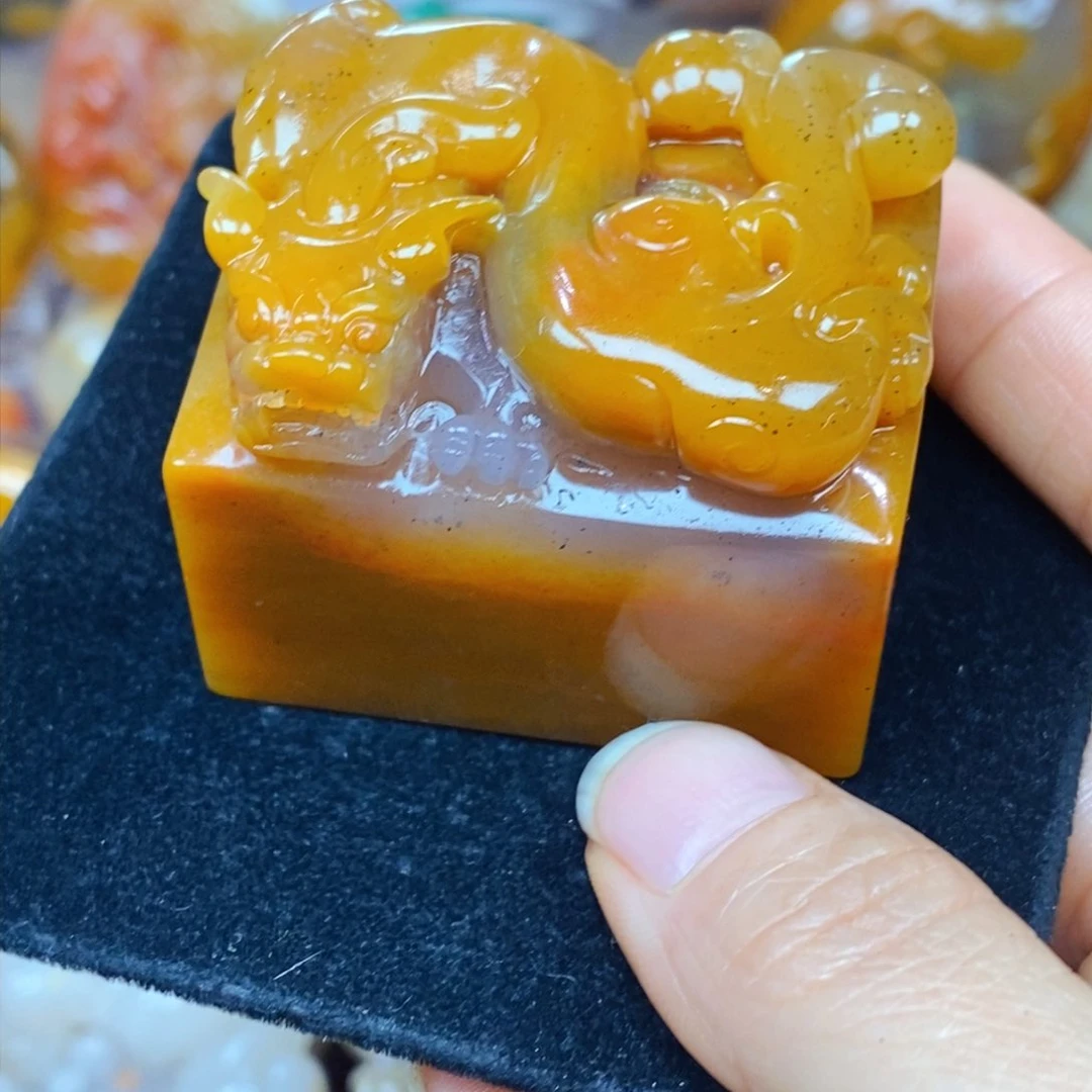 未镶嵌石英质玉（黄龙玉）颈饰