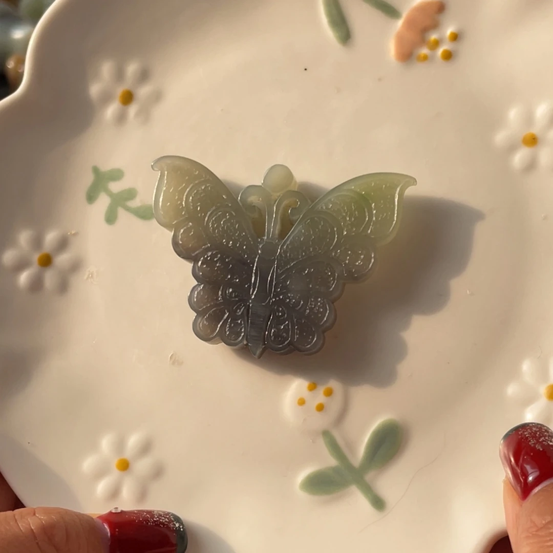 和田玉未镶嵌颈饰三色蝴蝶