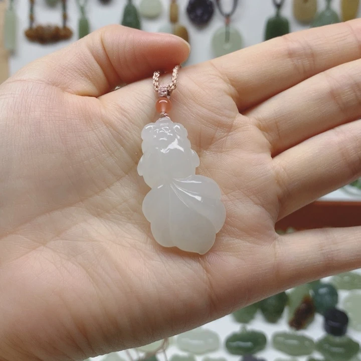 芋***头和田玉未镶嵌颈饰