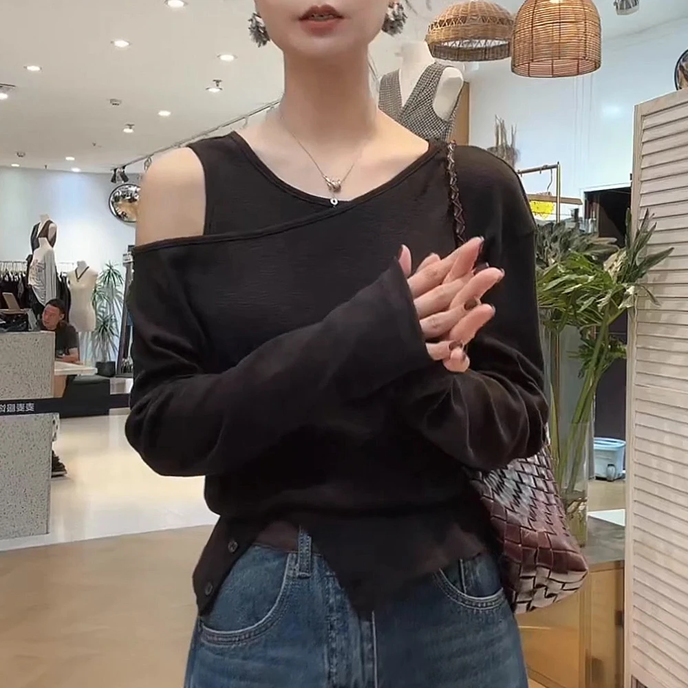 不规则开叉斜肩露肩针织衫女2025秋季新款韩系设计感外搭长袖上衣