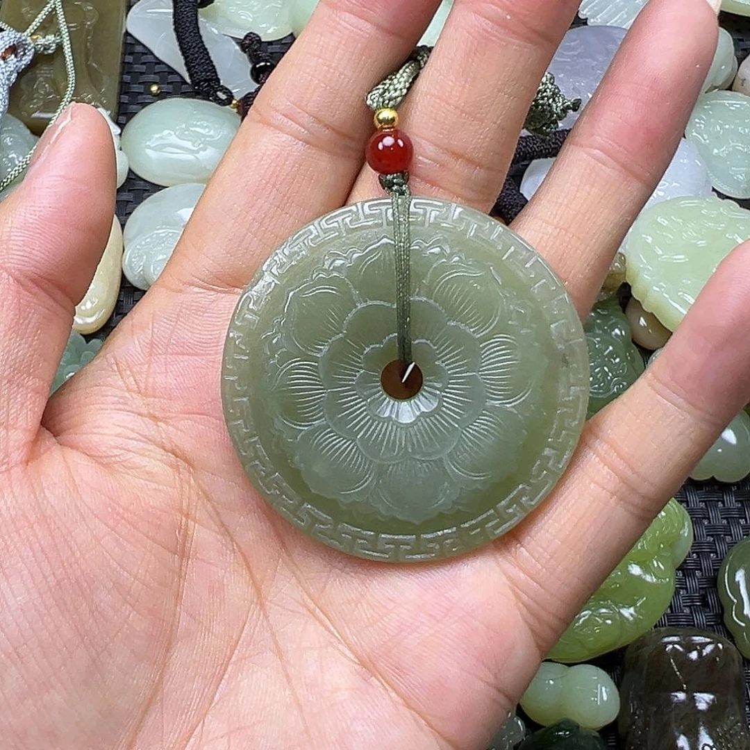 和田玉未镶嵌颈饰微瑕漏，不退不换，卡47.6