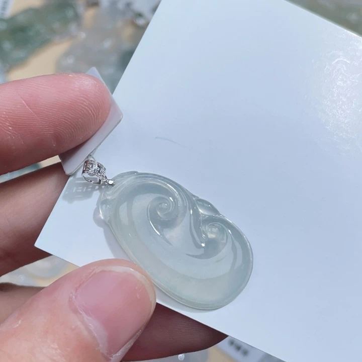 颈饰18K金镶嵌翡翠