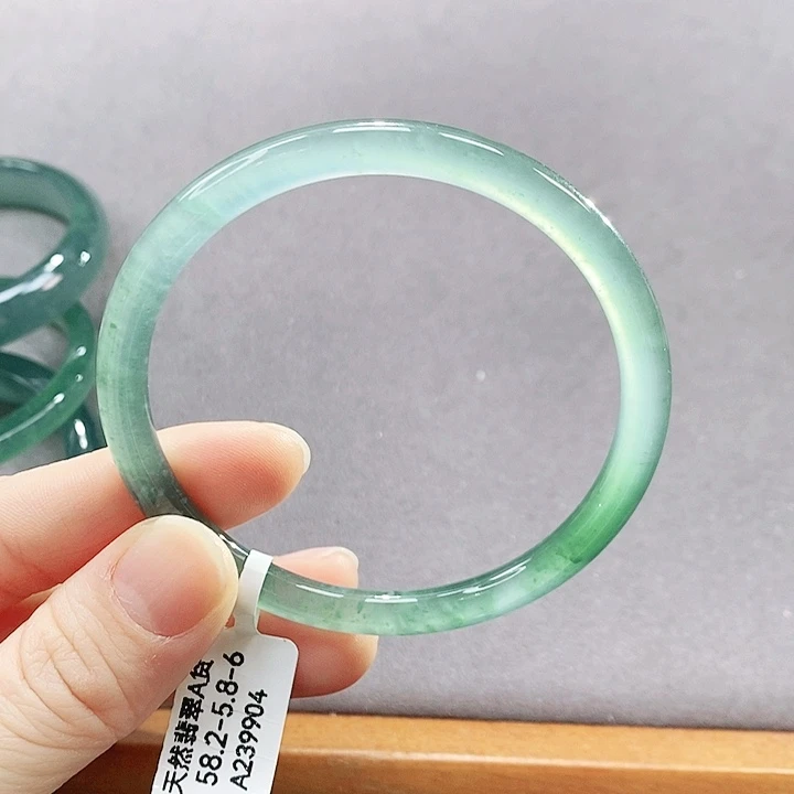 翡翠未镶嵌手镯（圆镯）