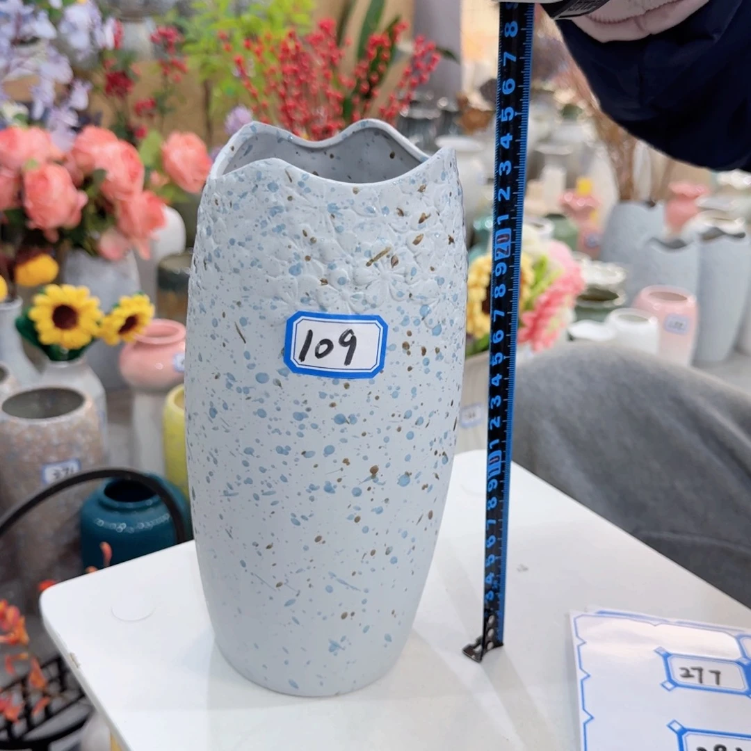 109号陶瓷高24厘米微瑕一个