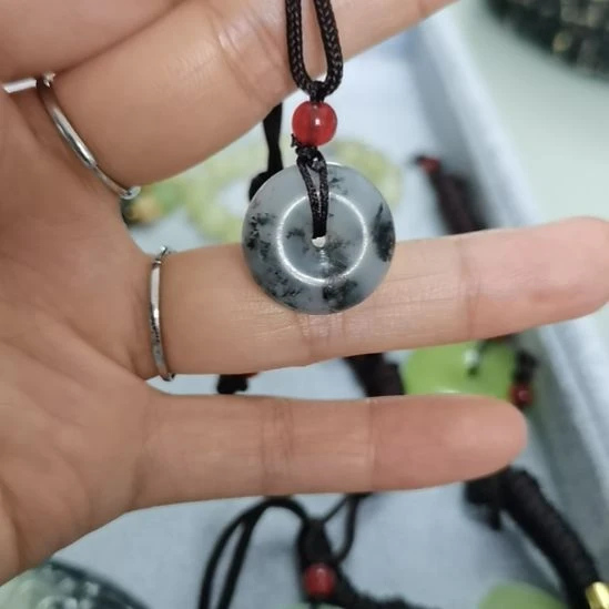 未镶嵌蛇纹石玉吊坠