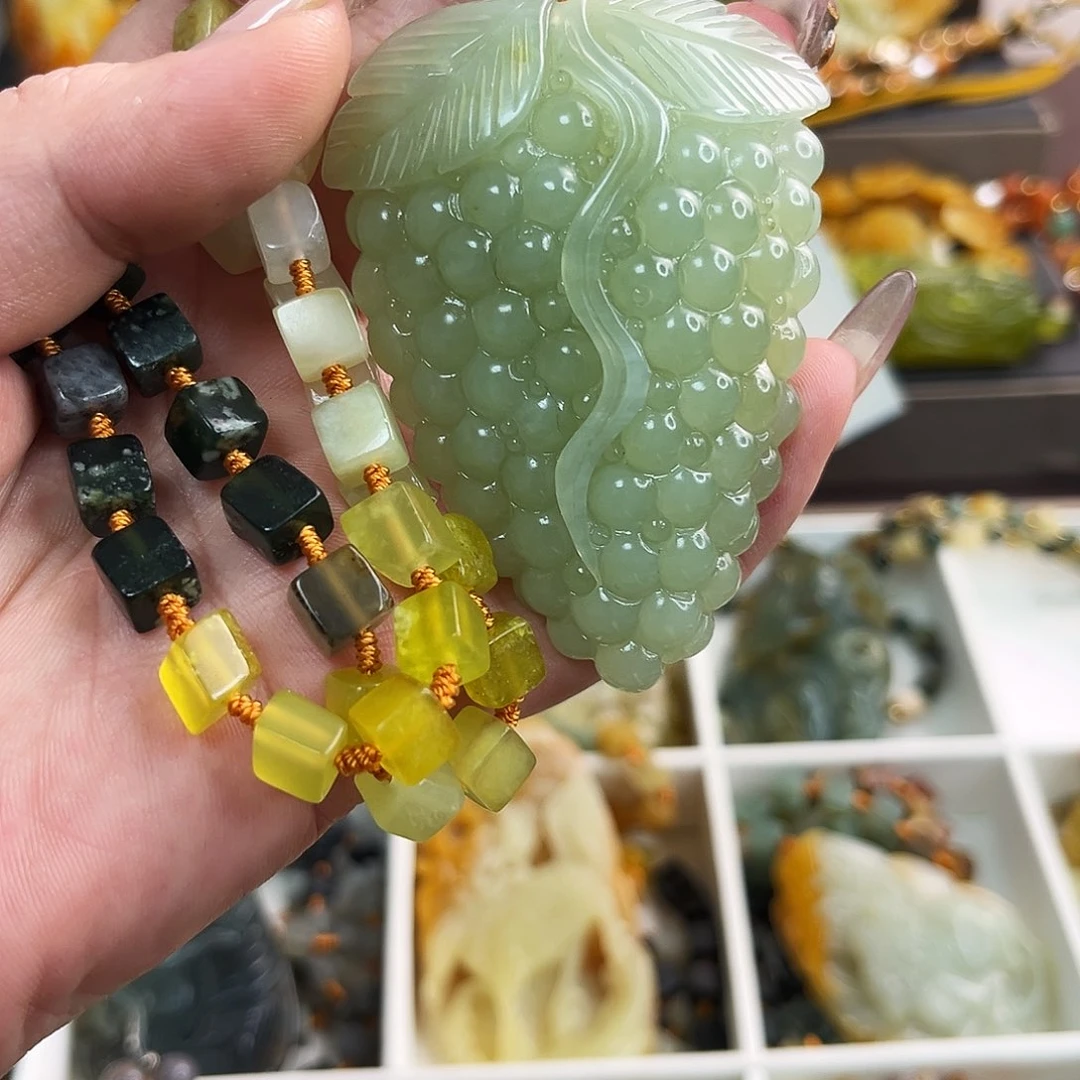 蛇纹石玉颈饰未镶嵌