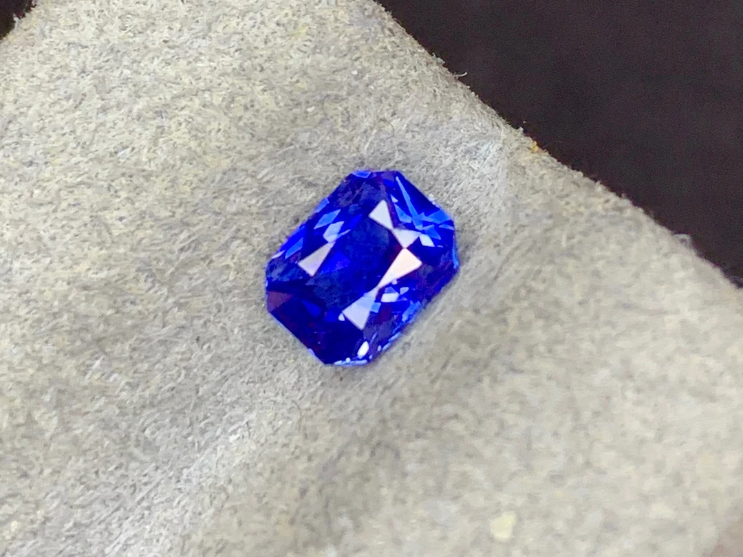 天然皇家蓝宝石裸石 重量:  1.01ct.  规格：6.3*4.8*3.5
