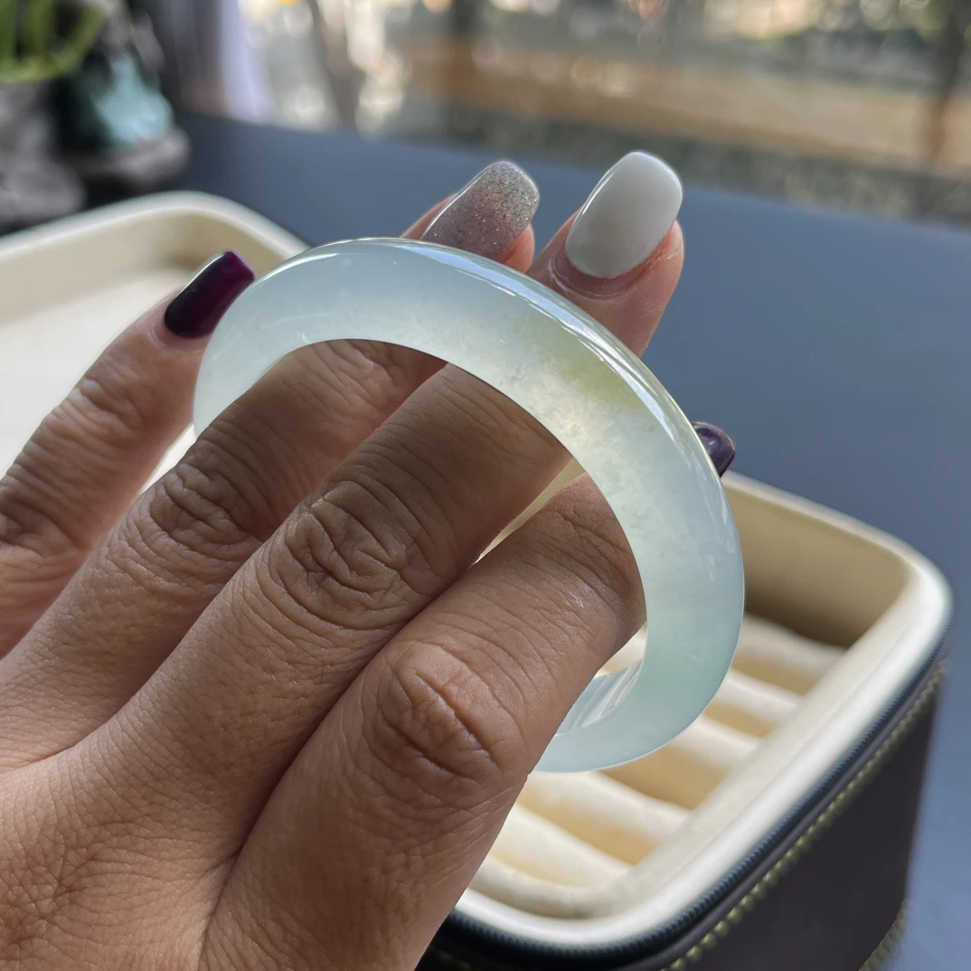 53.5冰起光特色黄加绿翡翠手镯