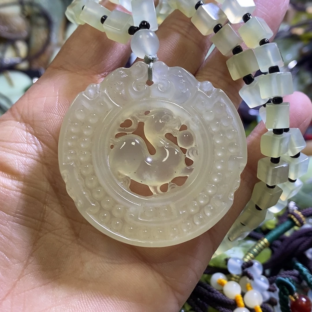 岫玉未镶嵌颈饰一个