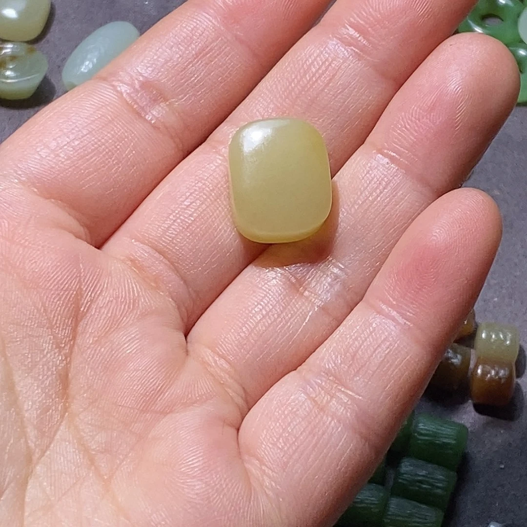 和田玉颈饰未镶嵌西**人